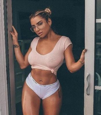 Калининградская  тёлка с шикарным бюстом — Флора